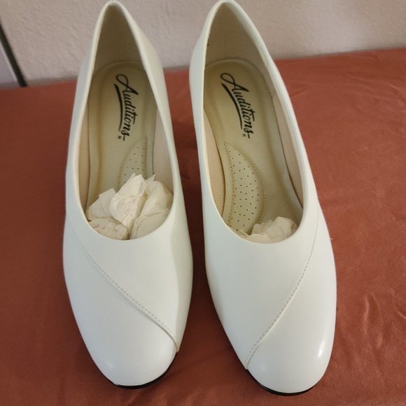 Audition Ladies Focus White Pumps (Size 7) 2" heel - Picture 3 of 12